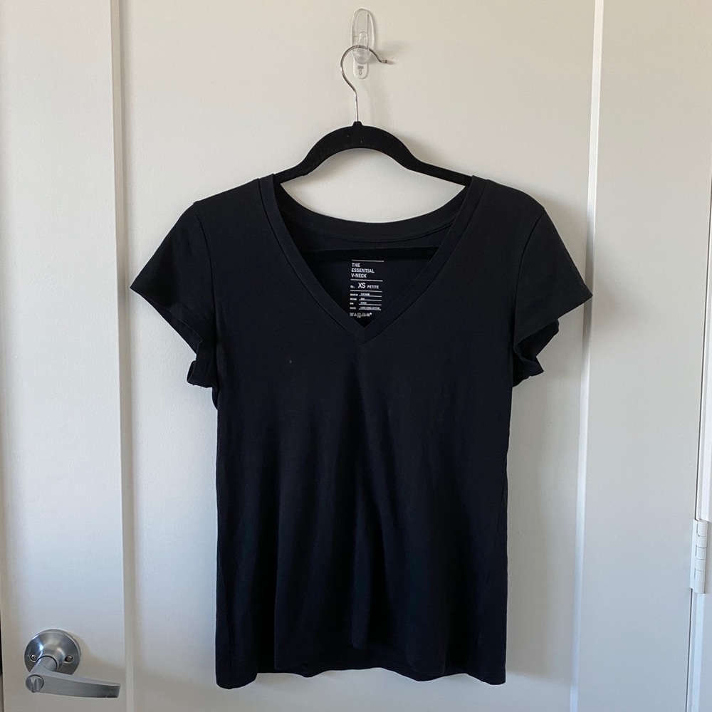 GAP vneck black tee 🌔